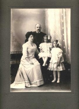 Семья Домбровских. 1910. Иркутск. Фото П.И. Каупе. Из семейного архива Домбровских