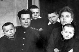 Георгий Васильевич с женой Ефалией Иосифовной и детьми