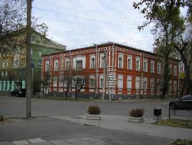 Дом Мейеровичей в Иркутске, угол улиц Российской (ранее Дегтевская) и Марата (ранее Луговая). Фото Домбровских, 2011 