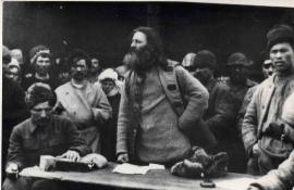 Выступление Н.А. Каландаришвили на собрании партизан перед отправкой на фронт. Дата съемки 12.06.1920. Место съемки г. Иркутск. (ОГКУ ГАИО, Фотофонд, ОЦ,  чб-п, ед.хр. 127А)