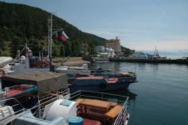 Листвянка, вид на отель "Маяк". Фото Сергея Игнатенко