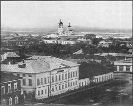 Вид описываемых домов с колокольни Тихвинской церкви. Фото. 1865 г.