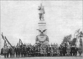 Групповой снимок официальных лиц у памятника. Фото 1908 г.