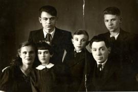 А это предки нашего героя по линии отца. Многодетная семья Гимельштейнов жила в деревянном доме на ул. Ямской. Всем своим детям эти супруги дали прекрасное образование. Например, отец Александра Гимельштейна — Владимир (на фото он во втором ряду между старшими братьями) стал химиком: преподавал в Иркутском политехническом институте, доцент, кандидат химических наук