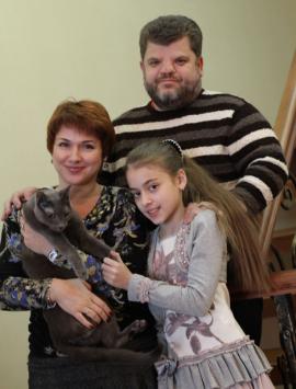 Председатель регионального отделения Союза журналистов России, заведующий кафедрой журналистики и медиаменеджмента ИГУ, лауреат премии правительства Российской Федерации в области СМИ Александр Гимельштейн со своей семьей. Жена Наталья Волина — известная иркутская журналистка. Дочь Евгения учится в школе, увлекается архитектурой и дизайном, танцами