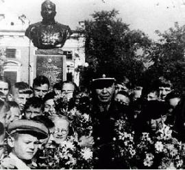 А.П. Белобородов на площади Труда у памятника в свою честь