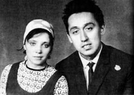 Юрий Ножиков с женой Верой (фото начала 1950-х годов). Ножиков в те годы много ездил по стране с одной стройки на другую, и жизнь была походной. «Никто не копил гору барахла, — написал он в своей книге, — закончили работу в одном месте, погрузили все в вагоны — поехали дальше. Жена моя ни золота не любила, ни хрусталя, ни мебели особенной, ни ковров. Всё самое необходимое и простое»