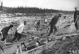 До середины 1930-х годов в советской системе исправительно-трудовых учреждений господствовал принцип перековки правонарушителей в строителей нового общества, и для создания пропагандистских репортажей об этом процессе в места лишения свободы направлялись специальные журналистские бригады. Таково происхождение снимков, на которых запечатлены (разумеется, в парадном и приукрашенном виде) быт и внешний вид лагерей, колонны и отдельные лица заключенных, сцены классических лагерных работ — лесоповал, перевозка 
