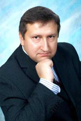 Директор гимназии – Андрей Сергеевич Трошин