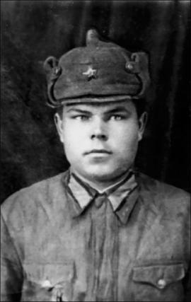 Это самая старая фотография в семейном альбоме — фото Ивана Павловича Белобородова, дяди Владимира Иннокентьевича. Он ушел из жизни совсем молодым — в 24 года получил серьезную контузию и умер от ран в эвакогоспитале. Из больницы успел прислать домой последнюю весточку, которую семья долго хранила