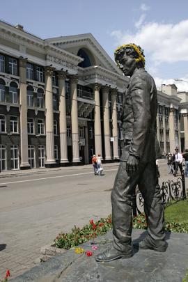 Памятник А.В. Вампилову в Иркутске