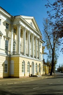 «Желтый» классицизм в камне – дворец купцов Сибиряковых, позже – дом генерал-губернатора Восточной Сибири (т.н. Белый дом). Иркутск, бул. Гагарина, 24