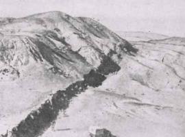 Гобийский Алтай. В результате землетрясения 1957 г. произошел сброс одного блока земной коры относительно другого. Образовался длинный уступ высотой 5-8 м.