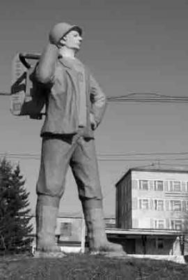 Профессиональный символ района, еще с советских лет охраняющий вход на ЛЗК, в связи с новыми веяниями времени превратили в рекламный баннер шведской фирмы Husqvarna, на оборудовании которой работают местные лесорубы.